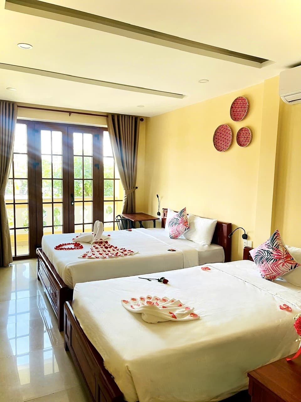 Phòng Ba Người Nhìn Ra Sông image 4