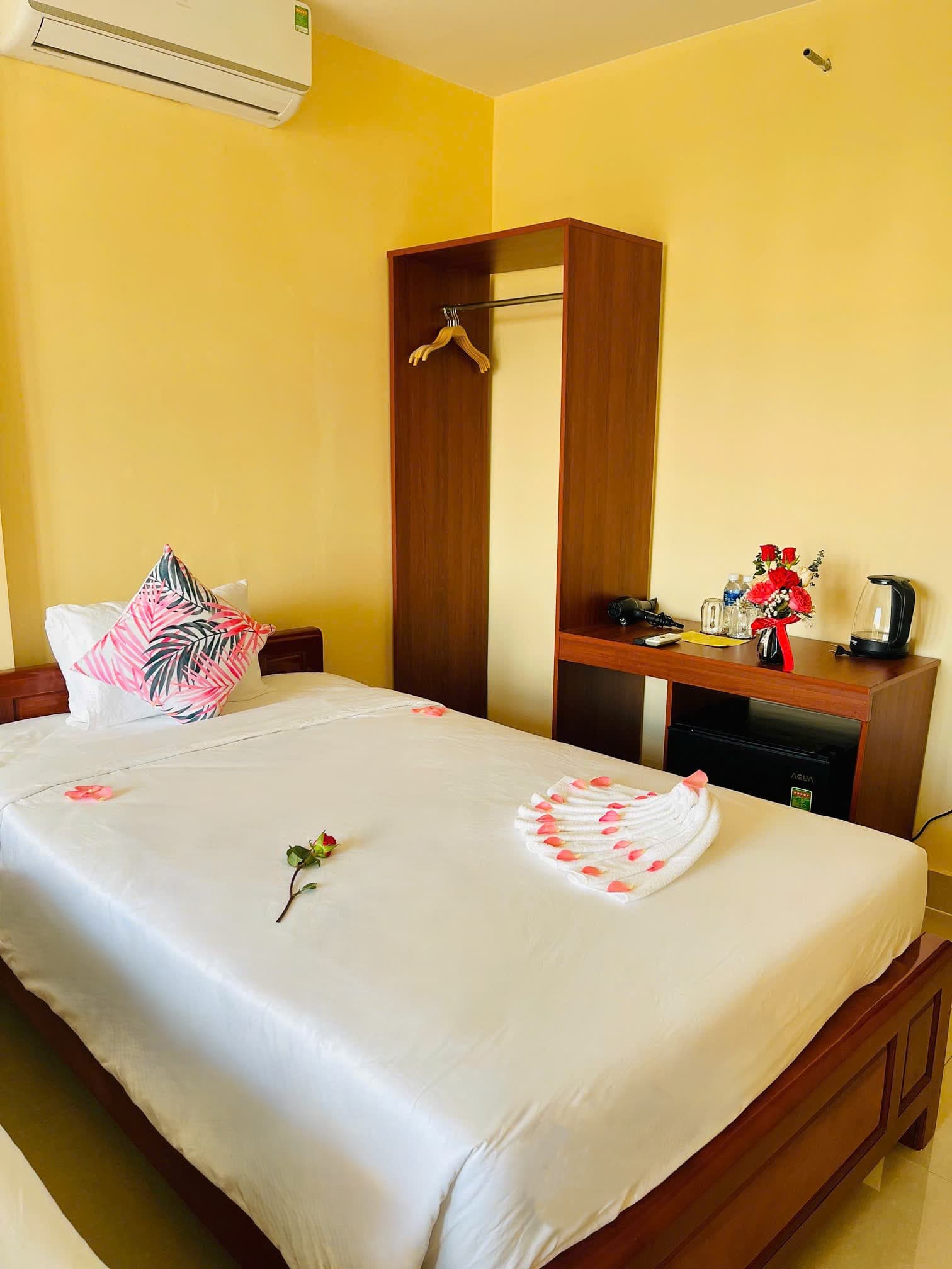 Phòng Ba Người Nhìn Ra Sông image 2