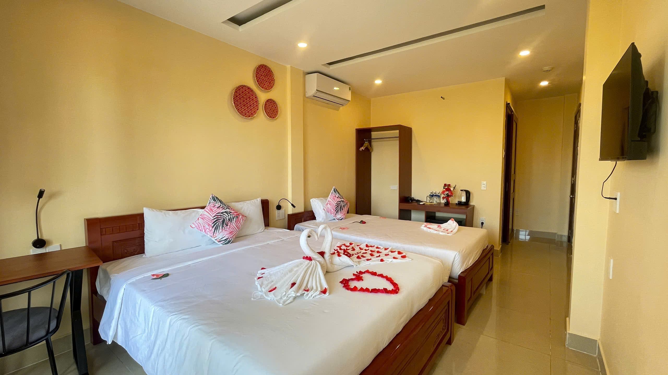 Phòng Ba Người Nhìn Ra Sông image 3