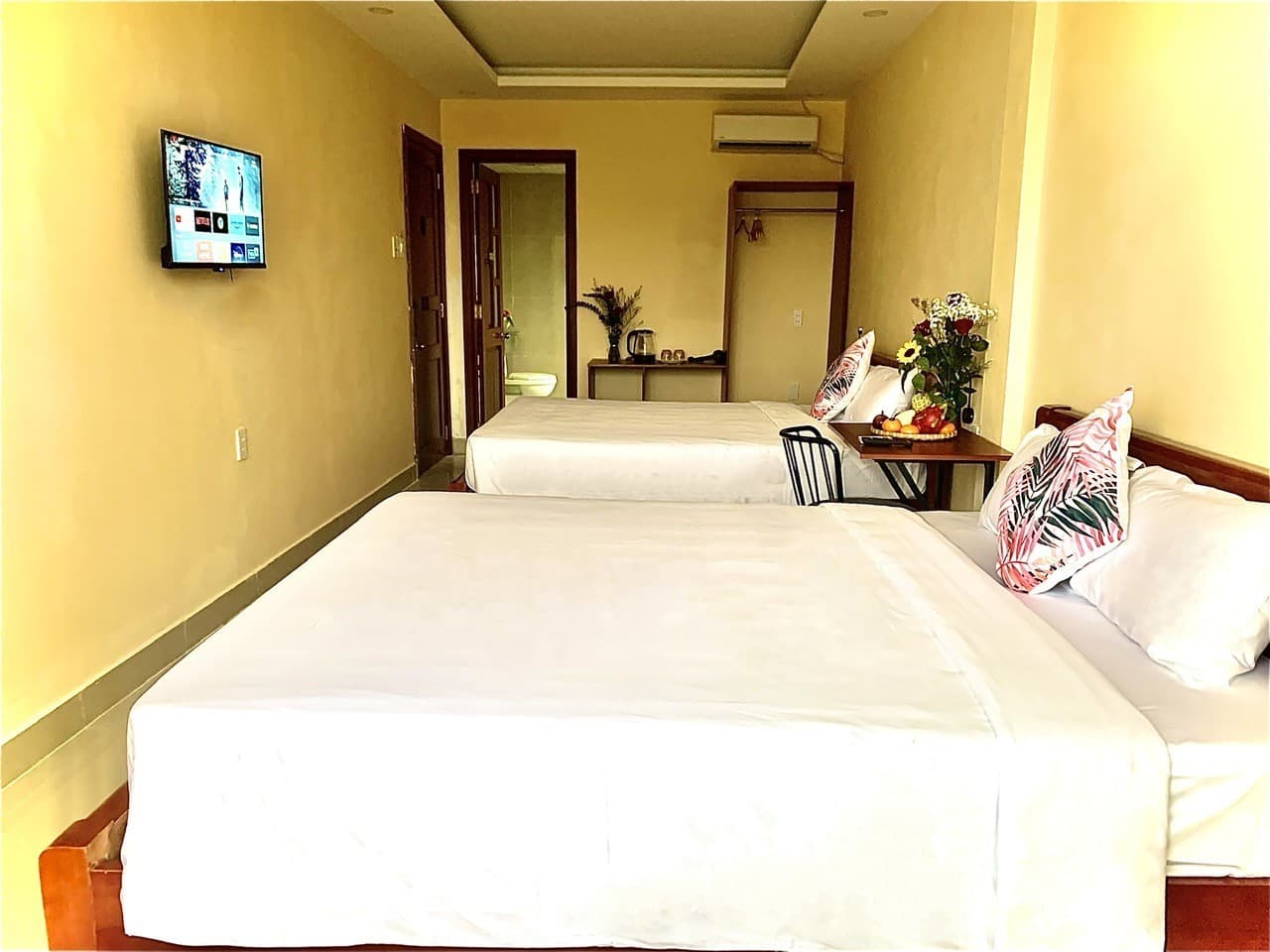 Phòng Ba Người Nhìn Ra Sông image 5