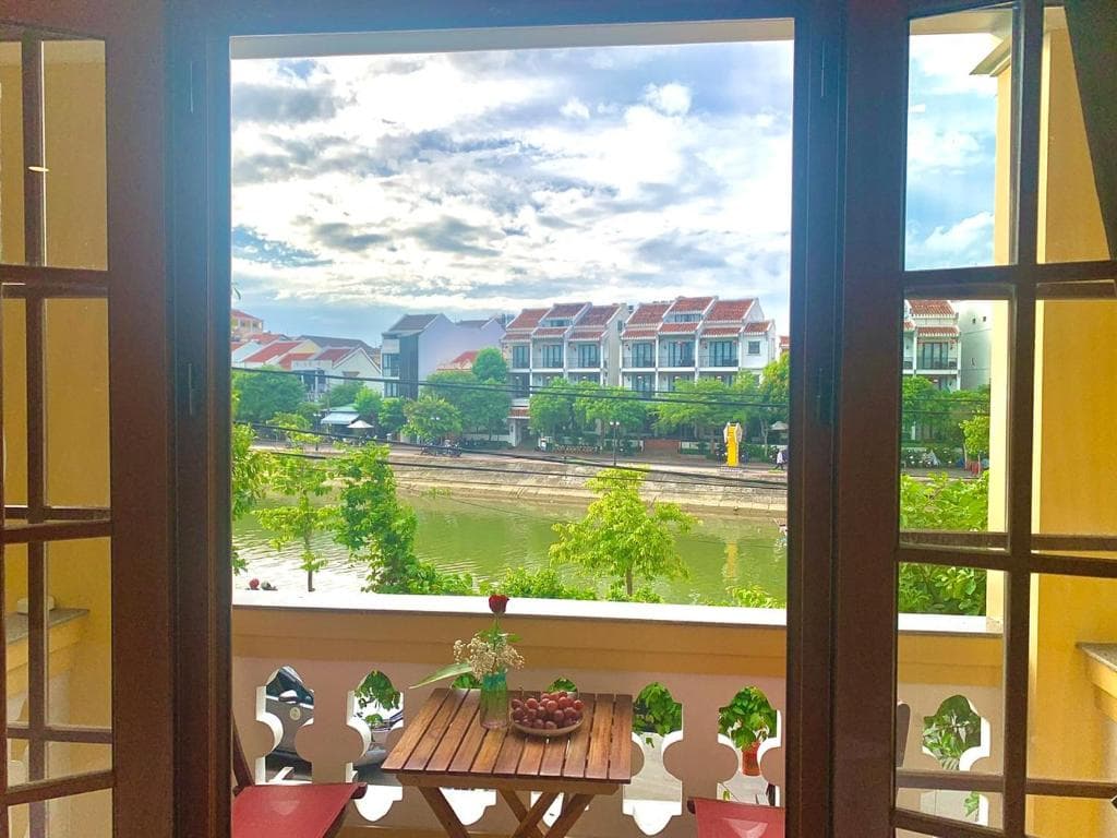 Phòng Ba Người Nhìn Ra Sông image 7