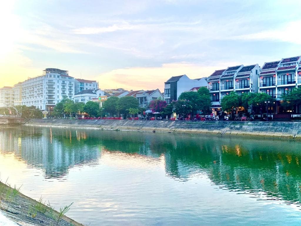 Phòng Ba Người Nhìn Ra Sông image 6